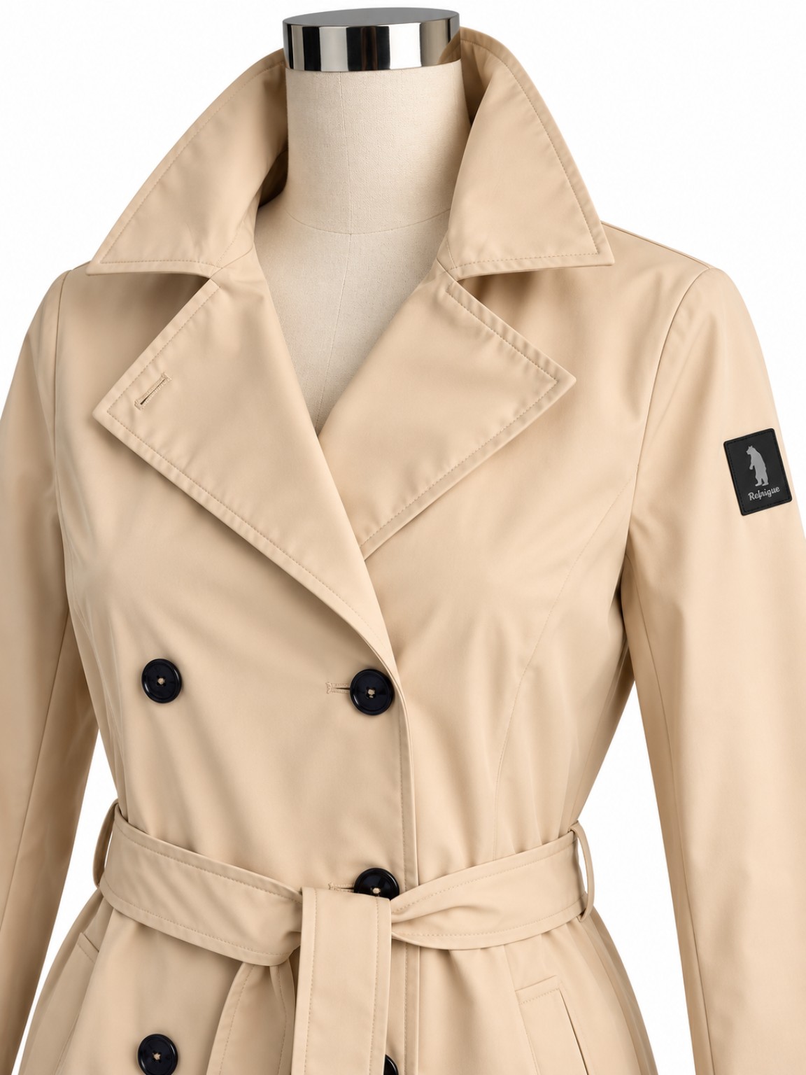 REFRIGUE HILDA trench BUTTER, dettaglio collo e logo sul braccio