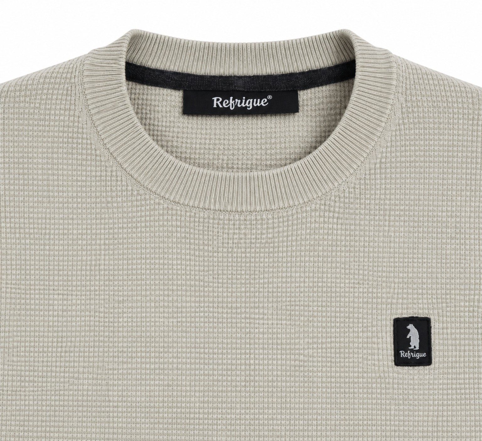 REFRIGUE Maglione girocollo beige, dettaglio collo e logo