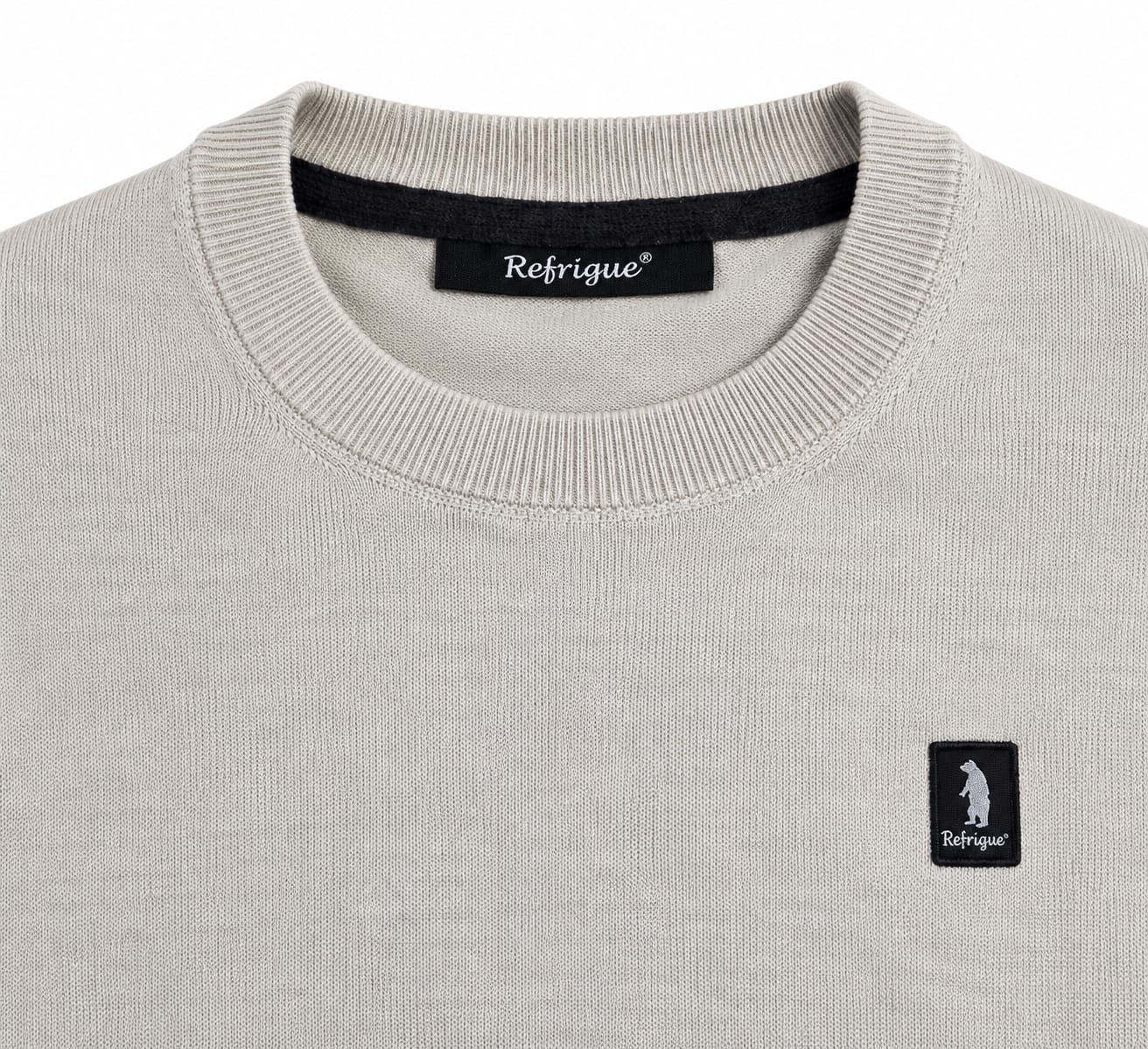 REFRIGUE Maglia girocollo grigio chiaro, dettaglio collo e logo