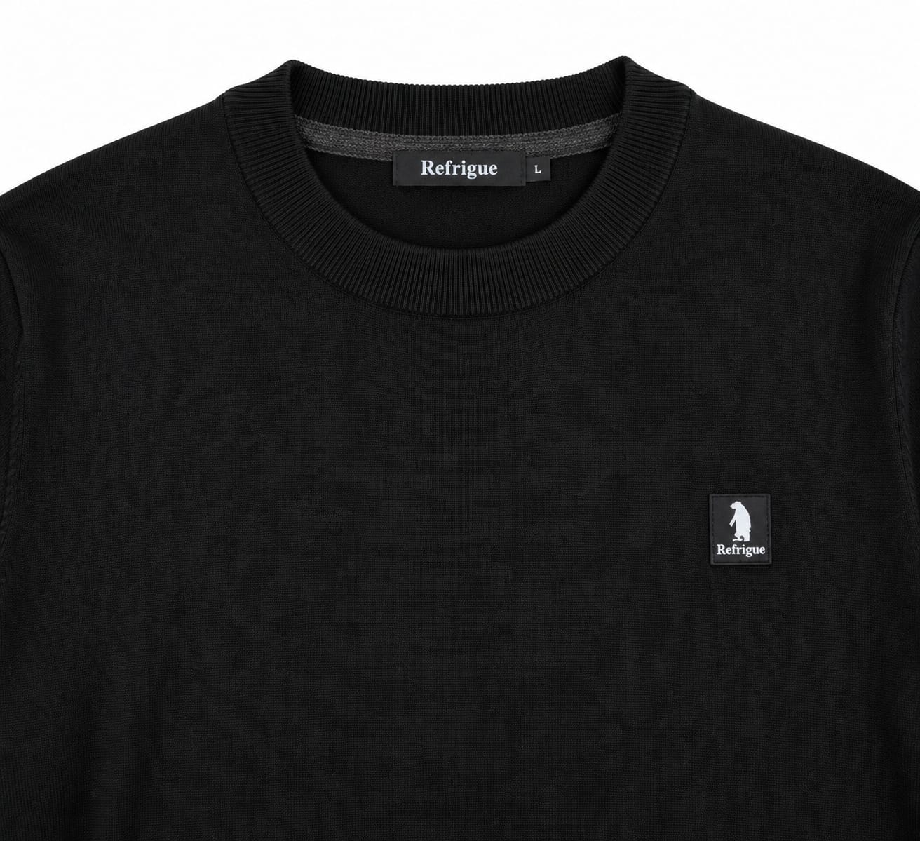 REFRIGUE Maglione girocollo nero, dettaglio collo e logo