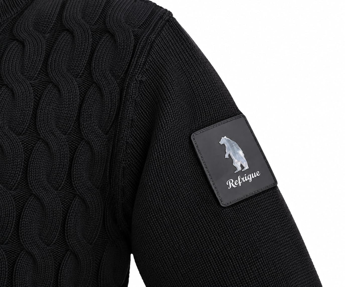 REFRIGUE Maglione girocollo nero a trecce, dettaglio logo