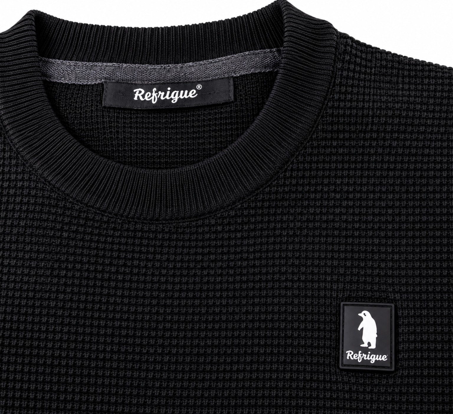 REFRIGUE Maglione girocollo nero, dettaglio collo e logo