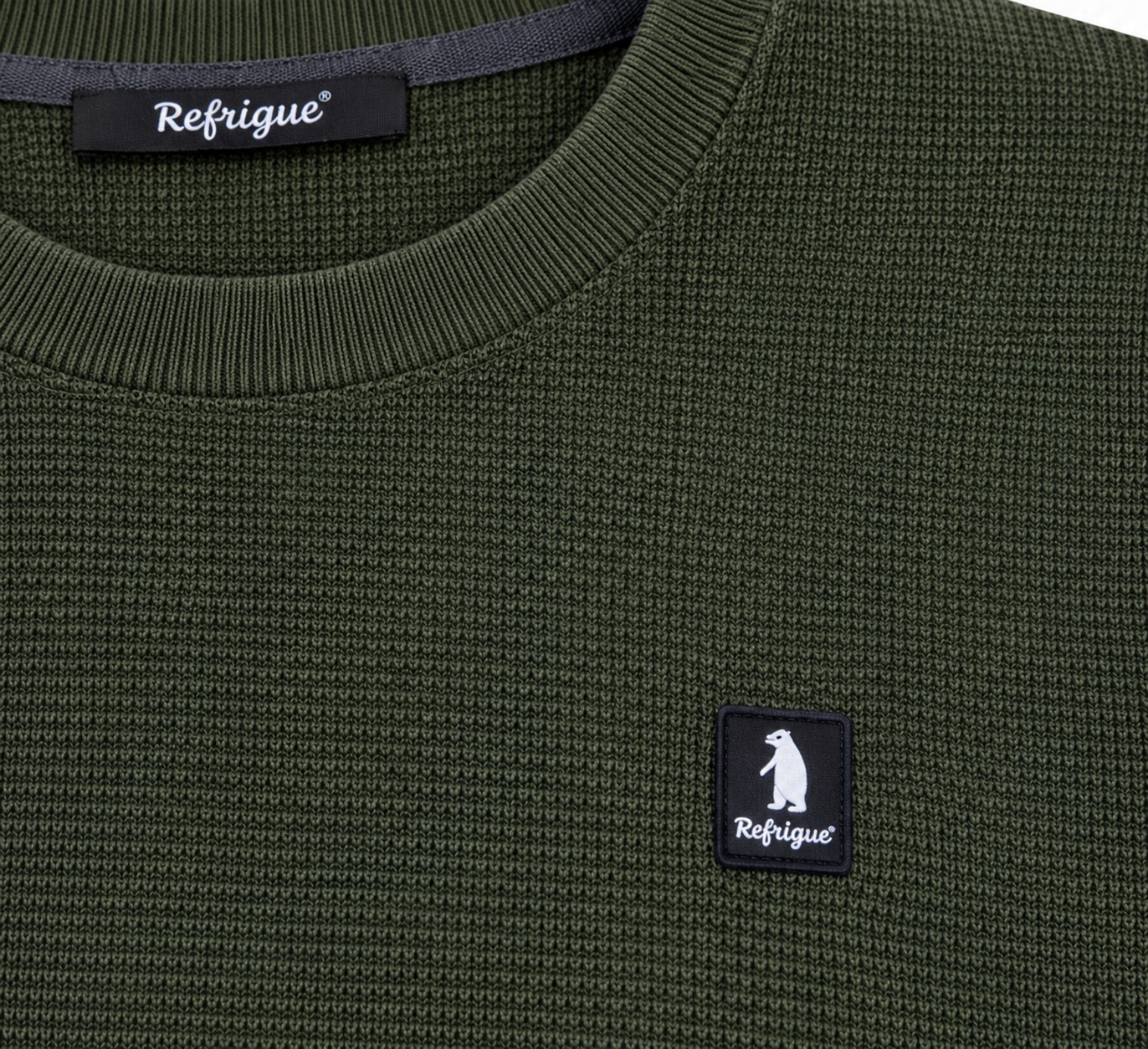 REFRIGUE Maglione girocollo verde militare, dettaglio collo e logo