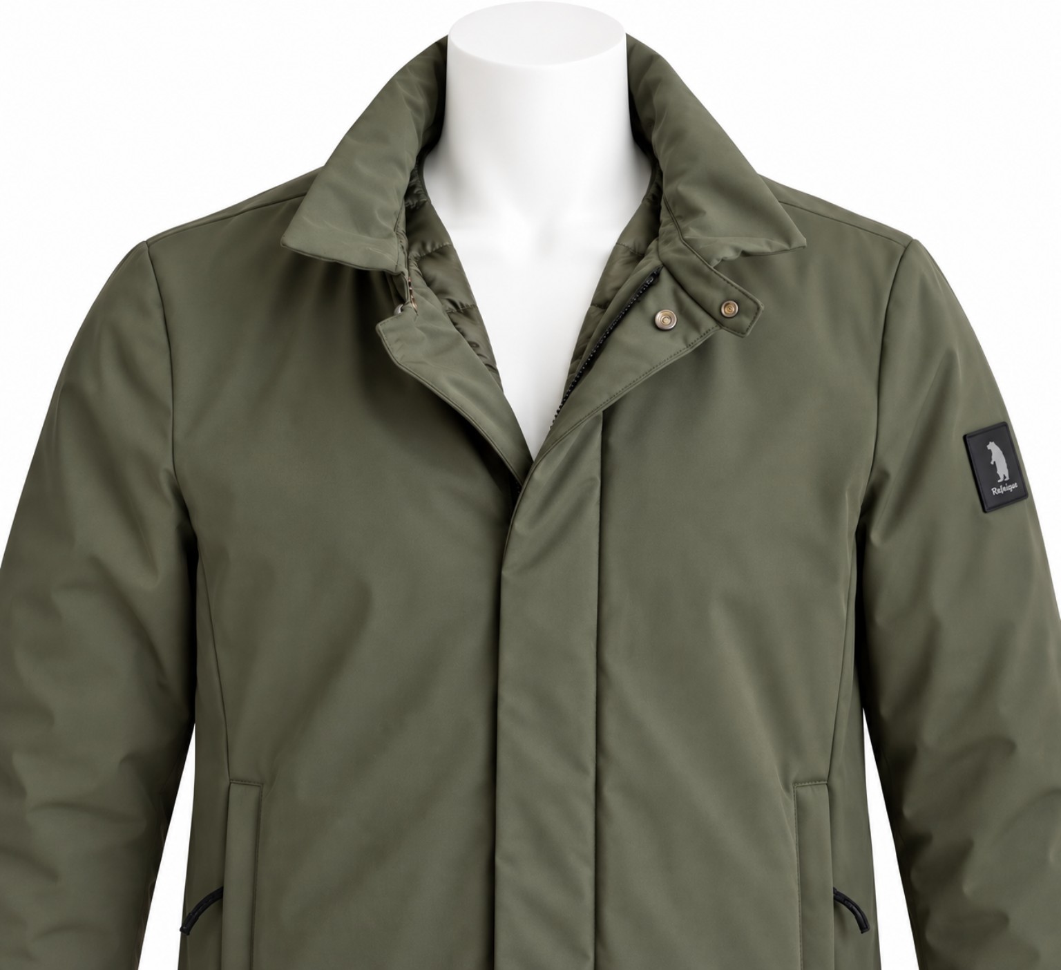 REFRIGUE HULLE MILITARY, dettaglio collo e logo sulla manica