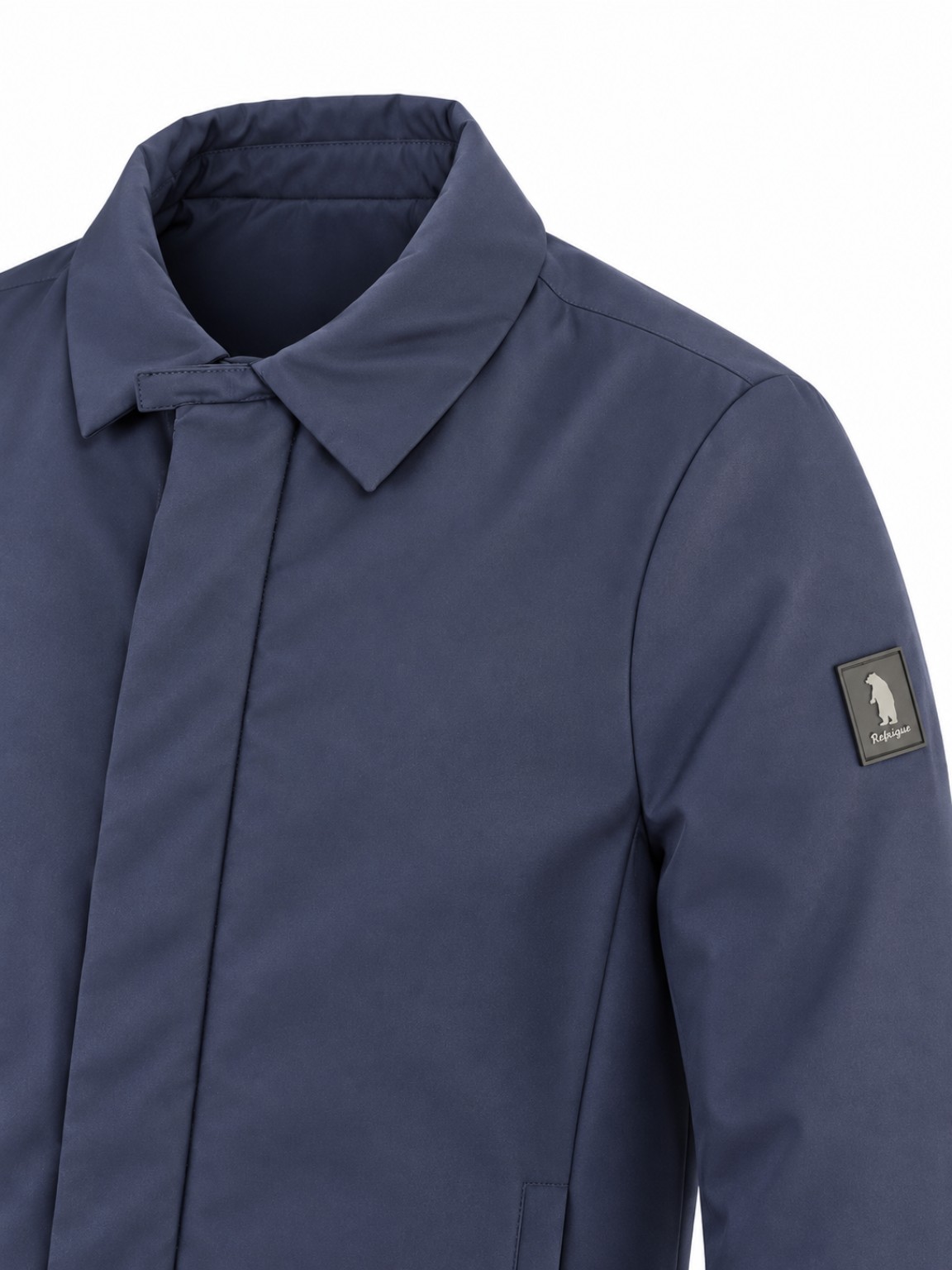 REFRIGUE HULLE NAVY, dettaglio collo e logo sulla manica