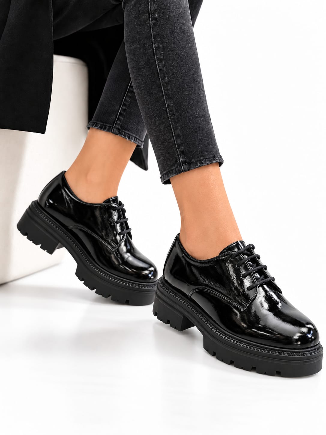 PIXY Derby Donna BLACK 2225702, scarpe indossate con jeans neri su sfondo bianco